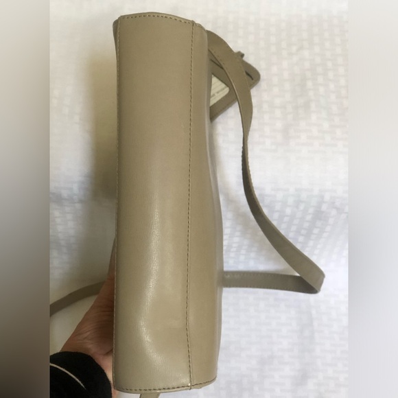 Liz Claiborne Beige Crossbody Purse, 3 zippered pouches, zipper closure - Picture 9 of 15